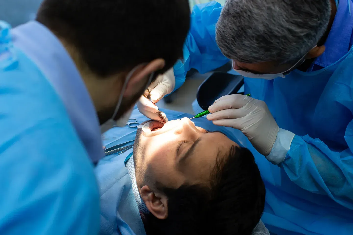 İmplantın Cerrahi Olarak Yerleştirilmesi